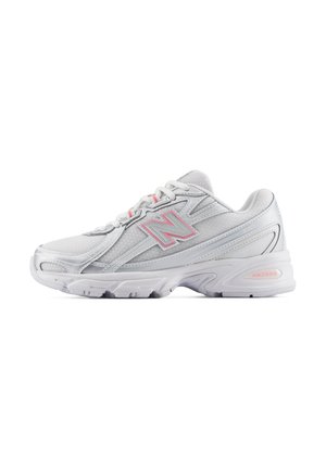 Weißer und grauer Sportschuh mit pinken Akzenten, Mesh- und synthetischem Obermaterial, gepolsterter Sohle und Schnürverschluss, seitlich gezeigt.