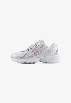 Weißer und grauer Sportschuh mit pinken Akzenten, Mesh- und synthetischem Obermaterial, gepolsterter Sohle und Schnürverschluss, seitlich gezeigt.