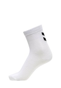 Biała bawełniana skarpetka do kostki z prążkowanym ściągaczem i czarnymi akcentami logo. Gładka tekstura, okrągły czubek i bezszwowy design.
