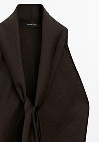 Brauner, strukturierten Schal mit drapiertem Design und zentralem Knoten-Detail. Das Etikett trägt die Aufschrift "Massimo Dutti", was auf die Markenherkunft hinweist.