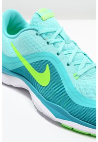 Teal mesh sportssko med en livlig gulgrøn Nike swoosh, struktureret overdel og hvid gummisål. Har en polstret krave og snørebånd.