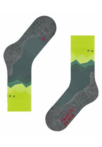Calcetines grises con un patrón de montañas verdes en capas de verde claro y oscuro. Incluyen detalles texturizados y una marca en rojo.