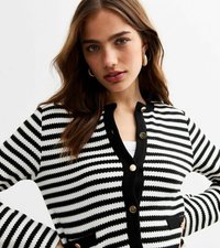 Cardigan a righe bianco e nero con bordo nero, bottoni dorati e due tasche frontali. Realizzato in morbido materiale a maglia.