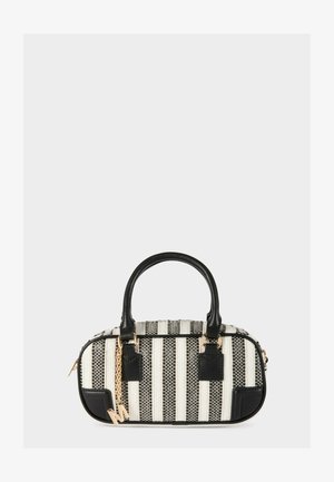 Pequeño bolso rectangular con rayas verticales en blanco y negro, asas negras, cremallera dorada y colgante de cadena dorada.