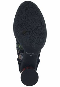 Suola nera di scarpa con motivo floreale, forma arrotondata e tacco rialzato. Presenta logo inciso e taglia 37.