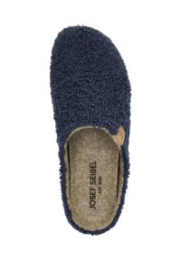 Granatowe klapki z teksturowanego, puszystego materiału, z otwartym tyłem i beżową, wyprofilowaną wkładką z nazwą marki "Josef Seibel."