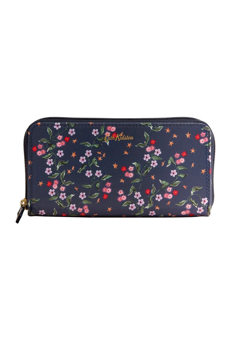 Cartera navy con un patrón floral en tonos rosados y rojos, que presenta hojas verdes y estrellas naranjas. Cierre de cremallera dorada con detalle de marca.