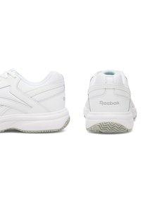 Biele tenisky s textúrovaným zvrškom, hladkými prekrytiami a zaoblenou špičkou. Výbava obsahuje gumovú podrážku a jemné logo na päte.