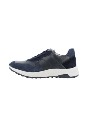 Sneaker in pelle blu navy e nero con pannelli in camoscio, lati traforati, chiusura frontale con lacci e suola bianca spessa con battistrada nero testurizzato.