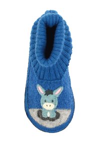 Blauwe vilten pantoffel met een hoog geribd boord, met een gestikte ezelontwerp op een grijze basis. Zachte textuur en afgeronde vorm.