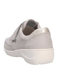 Grauer Wildlederschuh mit strukturiertem Zehenbereich und goldener Akzentuierung an der Ferse. Hat eine abgerundete Form und eine gepolsterte weiße Sohle für zusätzlichen Komfort.