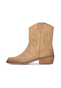 Botas de vaquero de ante marrón con costuras laterales, una punta ligeramente afilada y un tacón bajo apilado. Cuenta con una lengüeta en la parte trasera para facilitar su uso.
