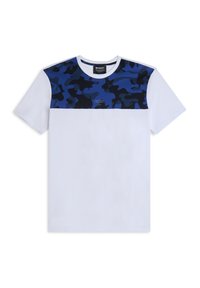 Camiseta de manga corta con un estampado de camuflaje en azul marino y negro en los hombros y un cuerpo principal blanco. Etiqueta: Freddy.