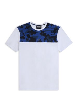 Camiseta de manga corta con un estampado de camuflaje en azul marino y negro en los hombros y un cuerpo principal blanco. Etiqueta: Freddy.