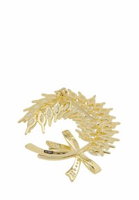 Spilla in oro a forma di foglia con intricati dettagli intagliati e una chiusura a spillo sicura. Presenta una texture lucida e un design elegante.