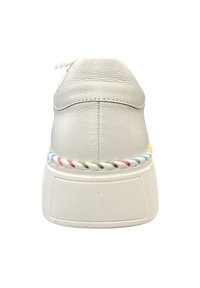 Witte leren sneaker, ronde vorm, platte zool met kleurrijke gevlochten accenten rond de hiel, minimalistisch ontwerp, veters bovenaan.