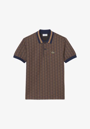 Braunes Poloshirt mit einem Rautenmuster, marineblauem Kragen und Ärmeln, einer Knopfleiste mit zwei Knöpfen und einem grünen gestickten Logo.