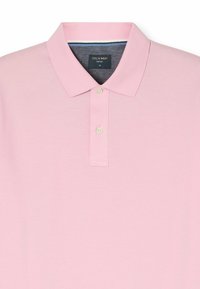 Lichtroze polo shirt met een klassieke kraag, drie knoopsluitingen en een gestructureerde stof. Etiket "OLYMP" zichtbaar in de kraag.