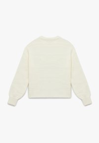 Kremowy sweter z dzianiny z teksturowanym wzorem fal, okrągłym dekoltem i długimi rękawami z prążkowanymi mankietami, krótką długością.