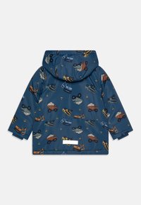 Dětská modrá kapucňová bunda s barevným vzorem stavebních vozidel a dopravních kuželů, dlouhými rukávy a reflexním pruhem blízko spodního lemu.