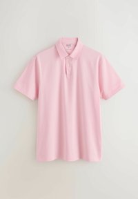 Polo rose clair à manches courtes avec col et patte de boutonnage à deux boutons, présenté sur un fond clair.