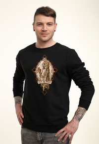 Felpa nera con maniche lunghe che presenta un design grafico di una figura scheletrica in una veste con cappuccio e il testo "Let Us Prey."