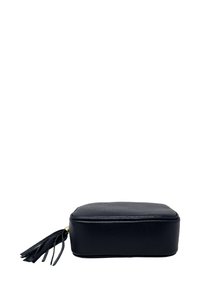 Astuccio cosmetico in pelle nera con finitura testurizzata, forma rettangolare e dettaglio a nappina sulla cerniera. Design compatto e robusto.