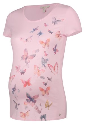 Lyserød kortærmet ventetrøje med flerfarvede akvarel sommerfugletryk spredt over forsiden.