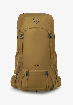Der Osprey Rook 50 Rucksack aus braunem Stoff verfügt über ein großes Hauptfach, Netzseitentaschen und verstellbare Träger für einen sicheren Transport.