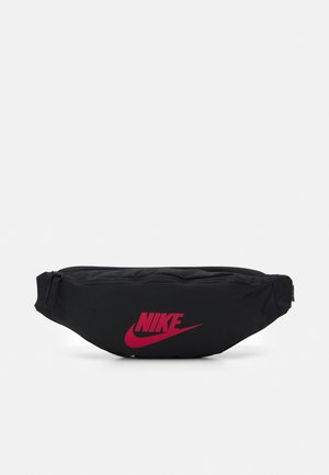 Marsupio Nike nero con logo rosso, chiusura con cerniera e tracolla regolabile, mostrato su sfondo bianco.