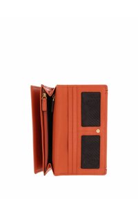 Portefeuille en cuir orange avec une surface texturée, un compartiment zippé, des fentes pour cartes et deux fenêtres transparentes pour l'affichage de l'identité.