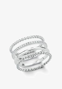 Cuatro elegantes bandas de plata apiladas, que presentan diseños de cuentas, trenzados y adornados con gemas, mostrando una variedad de texturas.