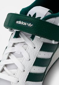 adidas Originals FORUM LOW UNISEX - Αθλητικά παπούτσια - white/collegiate green/white