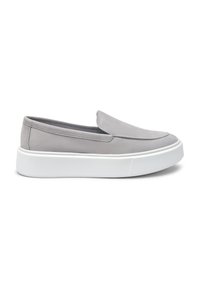 Scarpe slip-on grigie con una finitura in suede liscia, punta arrotondata e suola piatta bianca spessa. Design minimalista senza hardware visibile.