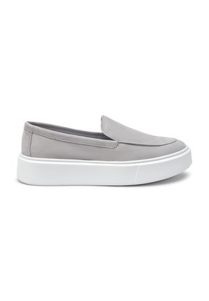 Scarpe slip-on grigie con una finitura in suede liscia, punta arrotondata e suola piatta bianca spessa. Design minimalista senza hardware visibile.