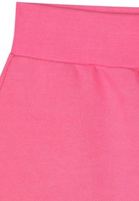 Shorts sportivi rosa fucsia con una ampia vita elastica, realizzati in un tessuto testurizzato e traspirante, con cuciture pulite lungo i bordi.