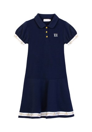 Abito polo blu navy con maniche corte, bottoni dorati, logo bianco sul petto e bordi bianchi con testo dorato sulle maniche e sull'orlo.