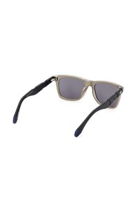 Occhiali da sole rettangolari con lenti grigie, fronte in metallo e aste nere con punte blu e logo Adidas sulla manica destra.