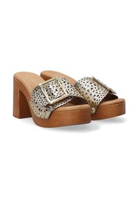 Goudkleurige platform slide sandalen met geperforeerde banden en een grote metalen gesp. Houten blokhak en een gladde tan voetbed.