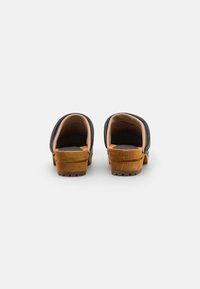 Pavement Clogs - black