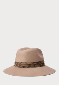 Széles karimájú bézs gyapjú fedora kalap, barna mintás szövetpánttal a korona alján, sima fehér háttér előtt.