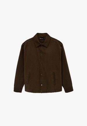 Braune Button-up-Jacke mit Kragen, langen Ärmeln und zwei vertikalen seitlichen Taschen, dargestellt vor einem weißen Hintergrund.