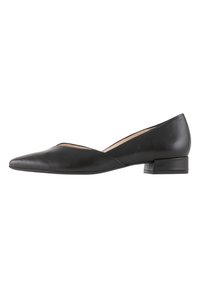 Scarpe basse in pelle nera con tacco basso, caratterizzate da una punta affusolata e un design a buchi lungo i lati, che creano una silhouette elegante.