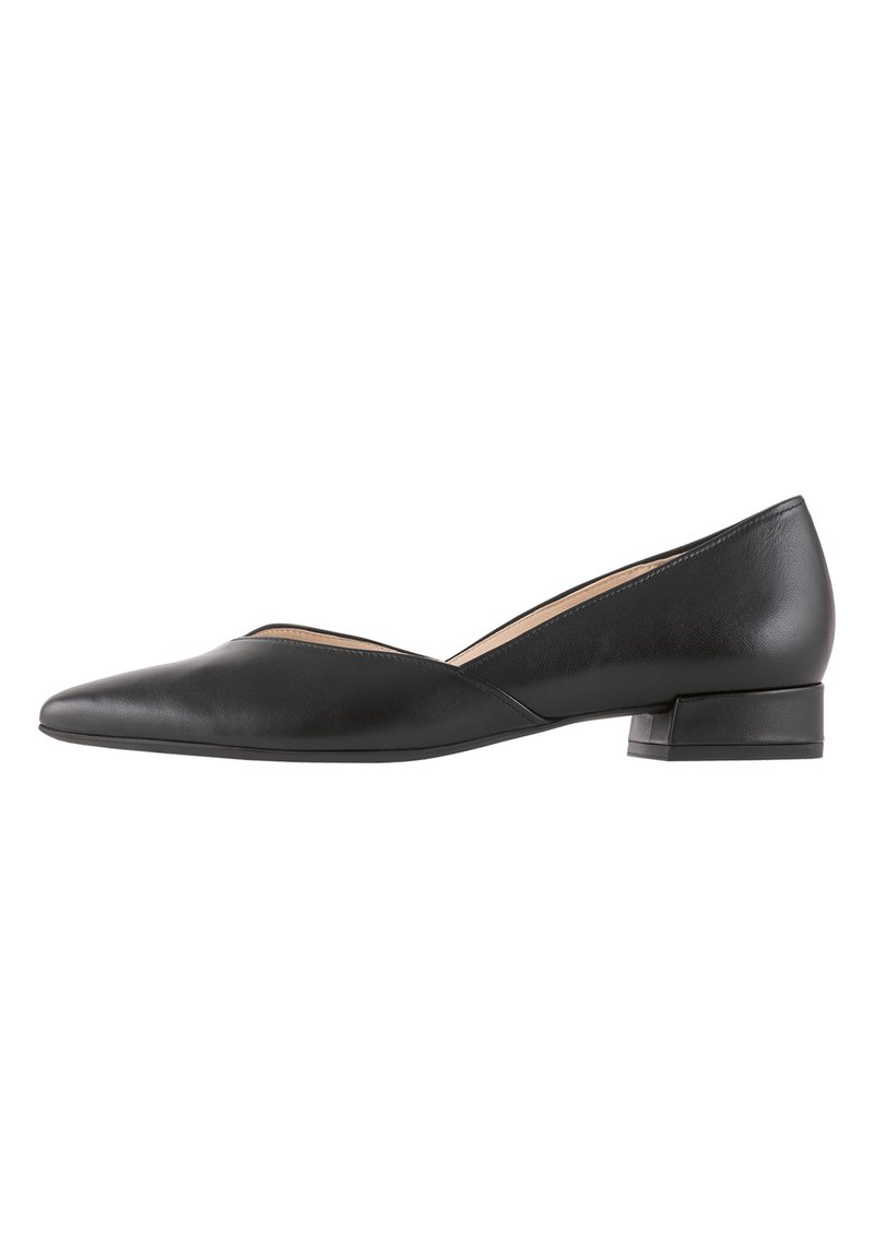 Scarpe basse in pelle nera con tacco basso, caratterizzate da una punta affusolata e un design a buchi lungo i lati, che creano una silhouette elegante.