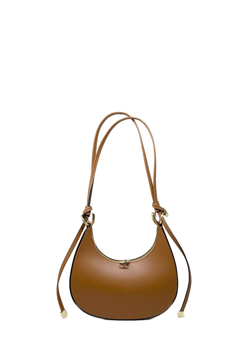 Ruskea nahkainen käsilaukku, jossa on kaareva muotoilu, varustettu vetoketjulla ja kahdella säädettävällä hihnalla, kultaisilla yksityiskohdilla korostettuna.