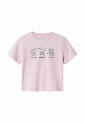 Camiseta de algodón de color rosa claro que presenta tres ilustraciones de gatos grises y el texto "siéntete positivo", "piensa positivo" y "vive positivo".
