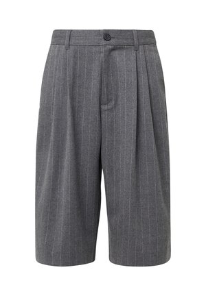 Pantaloni corti grigi a righe con pieghe, vita con passanti per cintura e chiusura frontale con bottone, di lunghezza al ginocchio.