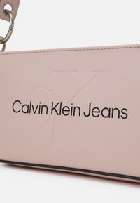 Calvin Klein Jeans SCULPTED SHOULDER POUCH MONO - Kézitáska - pale