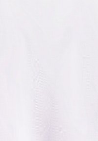 Tessuto bianco con un sottile motivo a spina di pesce. Superficie testurizzata con linee diagonali, creando un aspetto leggero e arioso.