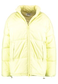 Chaqueta acolchada amarilla con un alto cuello, cierre de cremallera y bolsillos laterales. Presenta una textura acolchada y un diseño de corte relajado.